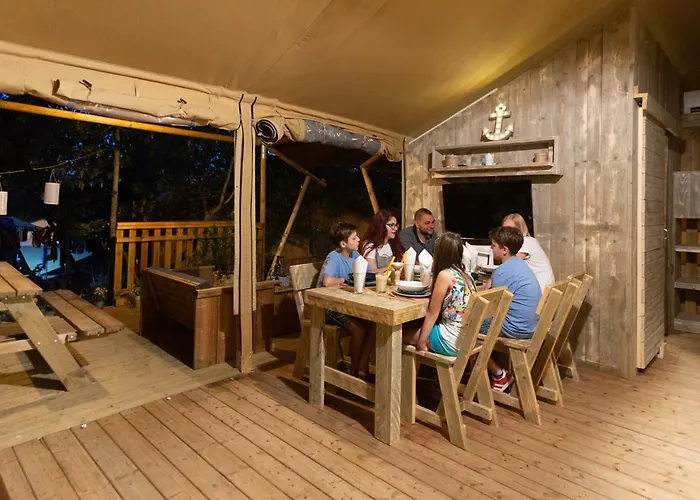 Lüks kamp alanı Fisherman's Glamping Village