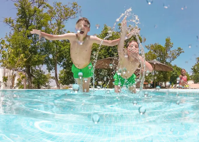 Lüks kamp alanı Fisherman's Glamping Village 4*