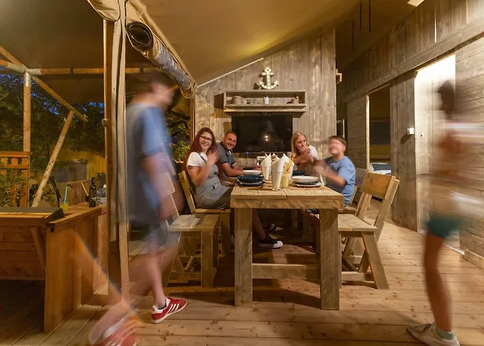 Lüks kamp alanı Fisherman's Glamping Village 4*
